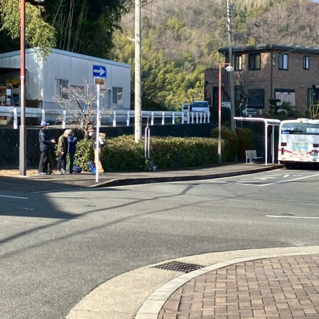 2/14(土）
本日はこの時期らしくない暖かい好天に恵まれた例会となった。
コースは穂谷バス停から枚方市野外活動センター・アンテナ山・サンドイッチ山・新サンドイッチ山、白旗池・交野山・旗振山・東照山を経て京阪河内森駅（ＪＲ河内磐船駅）とマイナールートもある設定である。
サンドイッチ山から新サンドイッチ山へのルートは鳥類調査のため閉鎖されていたため来たルートを少し戻って新サンドイッチ山へ向かったが大したロスではない。
昼食とした白旗池ふれあいの里周辺は多くのハイキング客で賑わっていた。うって変わって東照山は余り訪れる人のないひっそりとした山である。下山は送水管沿いに下った後西に踏み後の薄い尾根道を西に落葉が堆積した急坂を下る。刺激のある楽しい例会となりました。

#サンドイッチ山
#旗振山 
#低山ハイキング
#低山好きな人と繋がりたい 
#大阪低山跋渉会